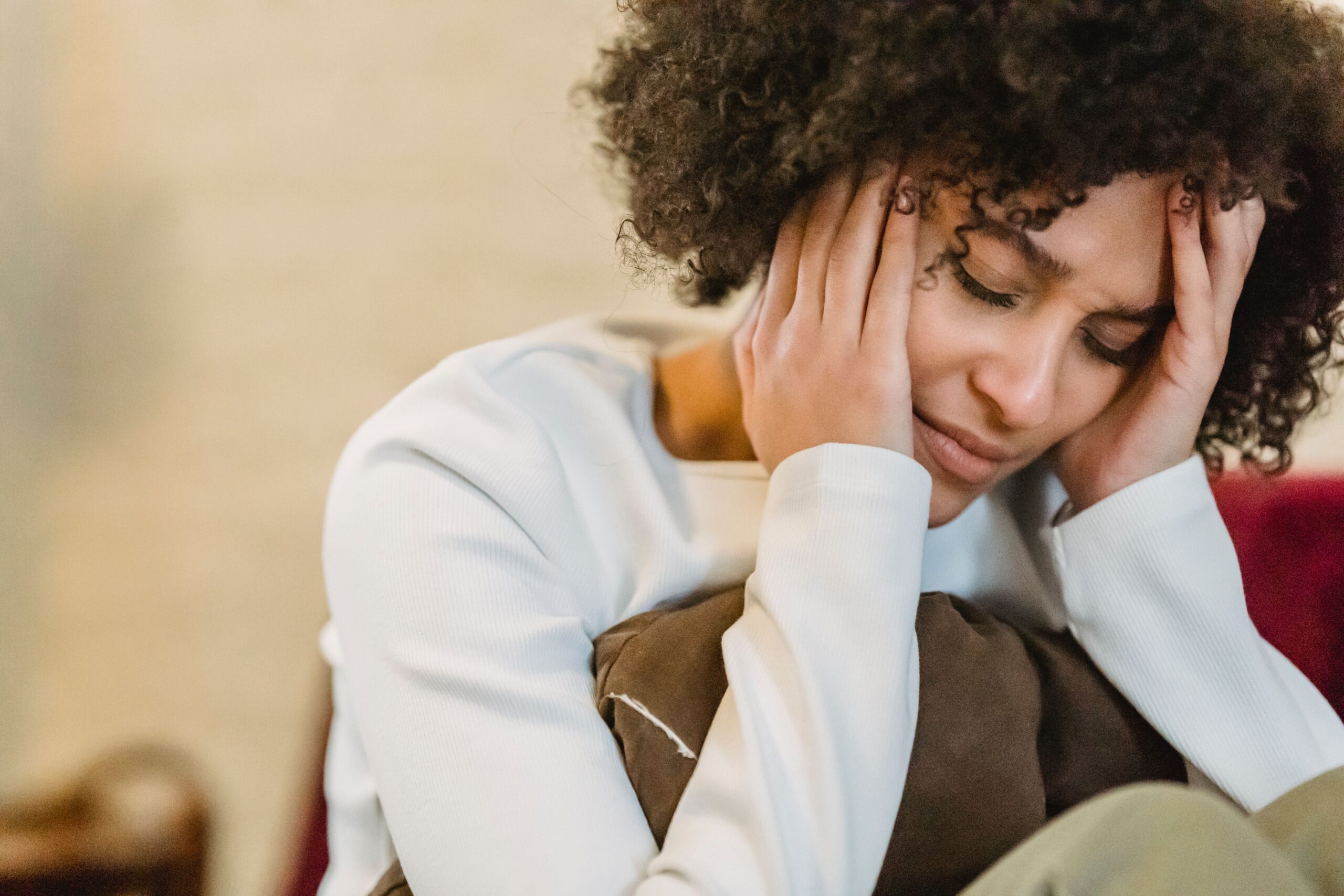 Femme 50 ans triste fatiguée Femme 50 ans bouleversée triste par ses symptomes de la ménopause, brouillard mental fatigue